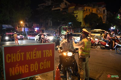 View - 	Lái xe bất ngờ bị kiểm tra nồng độ cồn lúc nửa đêm