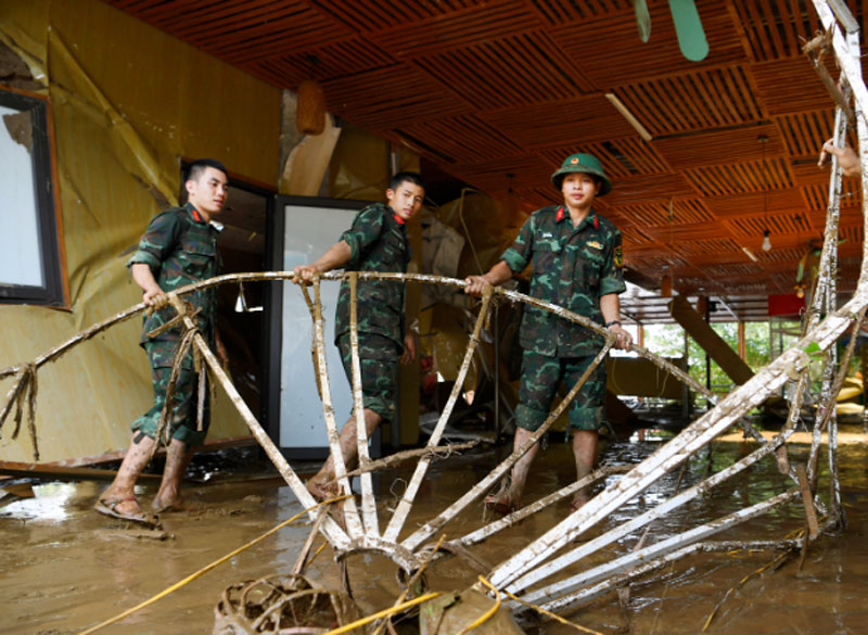 Giúp dân khi lũ dữ đi qua