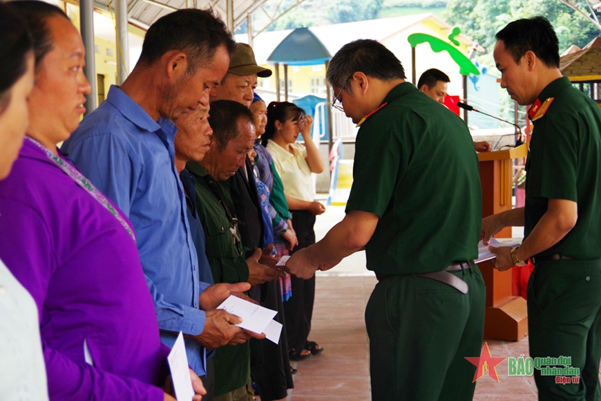 Viện Vật lý kỹ thuật tổ chức hoạt động “Tiếp bước đến trường” tại Lào Cai