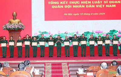 View - 	Bản tin thời sự tổng hợp tuần: Tổng kết Luật Sĩ quan QĐND Việt Nam