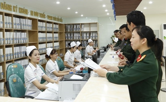 Thủ tục hồ sơ hưởng chế độ ốm đau đối với người lao động công tác trong Bộ Quốc phòng thế nào?