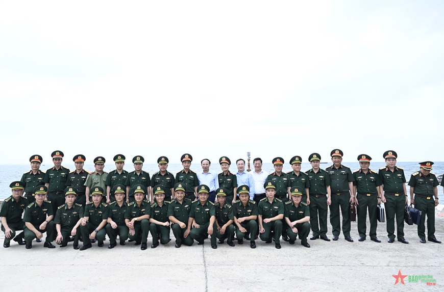 View - 	Đại tướng Phan Văn Giang thăm và làm việc tại Đồn Biên phòng đảo Trần