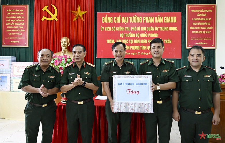 View - 	Đại tướng Phan Văn Giang thăm và làm việc tại Đồn Biên phòng đảo Trần