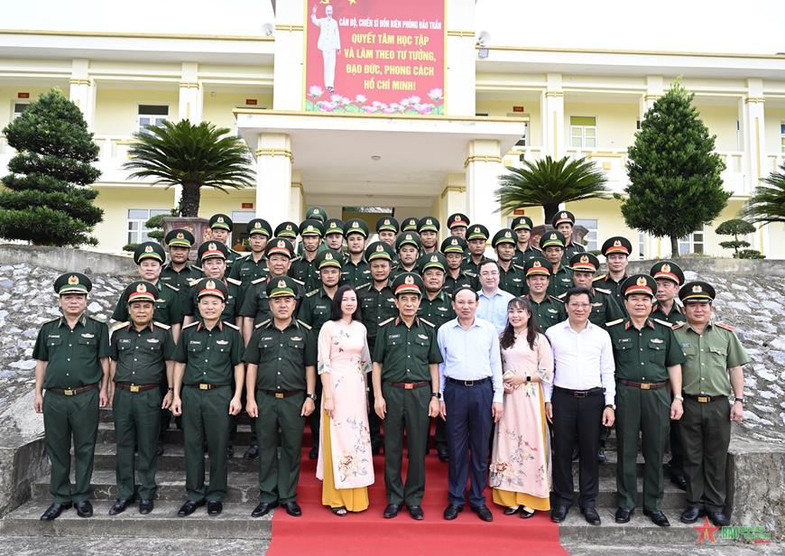 Đại tướng Phan Văn Giang thăm và làm việc tại đảo Trần