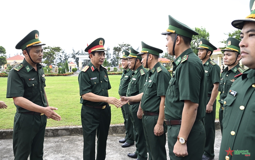 View - 	Đại tướng Phan Văn Giang thăm và làm việc tại Đồn Biên phòng đảo Trần