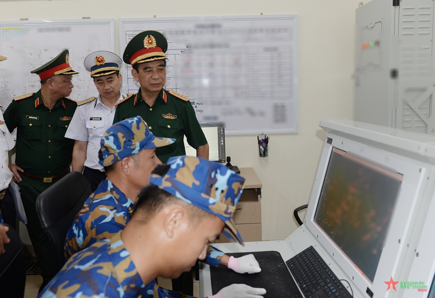 View - 	Đại tướng Phan Văn Giang thăm và làm việc tại huyện đảo Bạch Long Vĩ