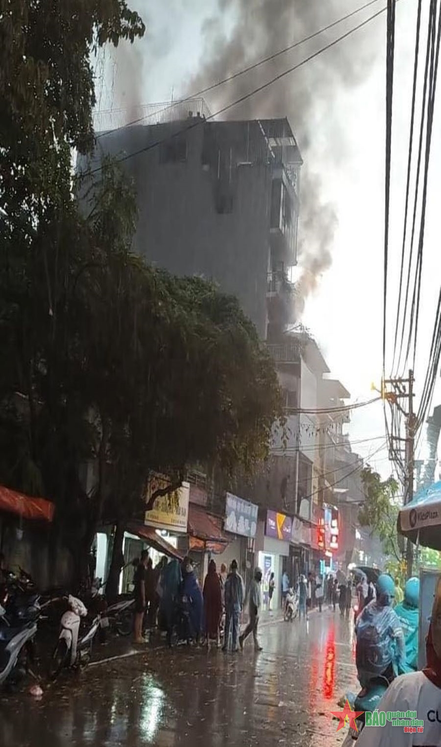 Hà Nội: Một hộ kinh doanh tại đường Định Công Hạ bị hỏa hoạn, có người mắc kẹt