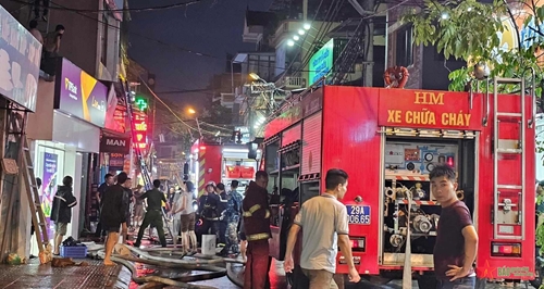Hà Nội: Một hộ kinh doanh tại đường Định Công Hạ bị hỏa hoạn, có người mắc kẹt

