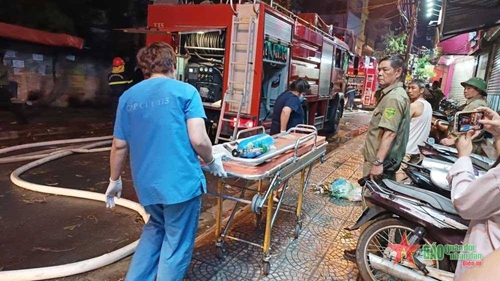 Hà Nội: Xác định 4 người mắc kẹt trong ngôi nhà bị cháy tại Định Công Hạ, 1 người đã được đưa khỏi hiện trường
