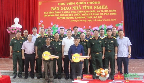 Học viện Quốc phòng bàn giao 2 “Nhà tình nghĩa” tặng người dân Mường Khương, Lào Cai