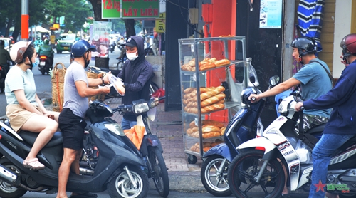 Siết chặt quản lý thức ăn liên quan đến bánh mì trên đường phố
