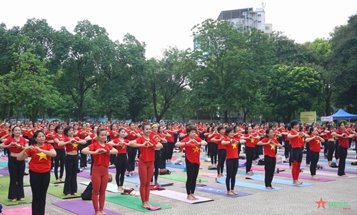 Hơn 2.000 người tham gia đồng diễn chào mừng Ngày quốc tế yoga

