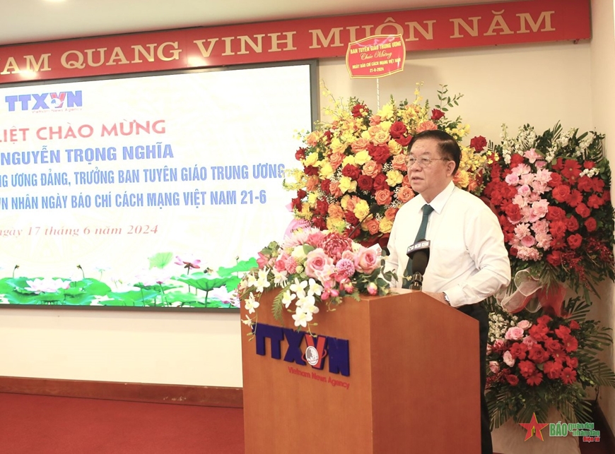 Trưởng Ban Tuyên giáo Trung ương thăm và chúc mừng các cơ quan báo chí nhân ngày 21-6