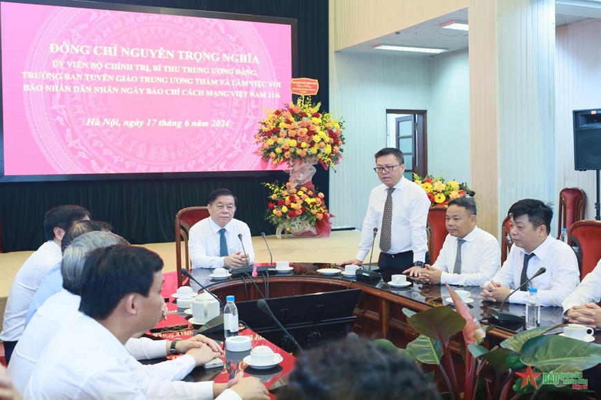 Trưởng Ban Tuyên giáo Trung ương thăm và chúc mừng các cơ quan báo chí nhân ngày 21-6