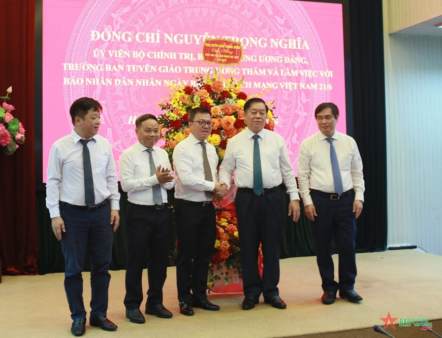 Trưởng Ban Tuyên giáo Trung ương thăm và chúc mừng các cơ quan báo chí nhân ngày 21-6