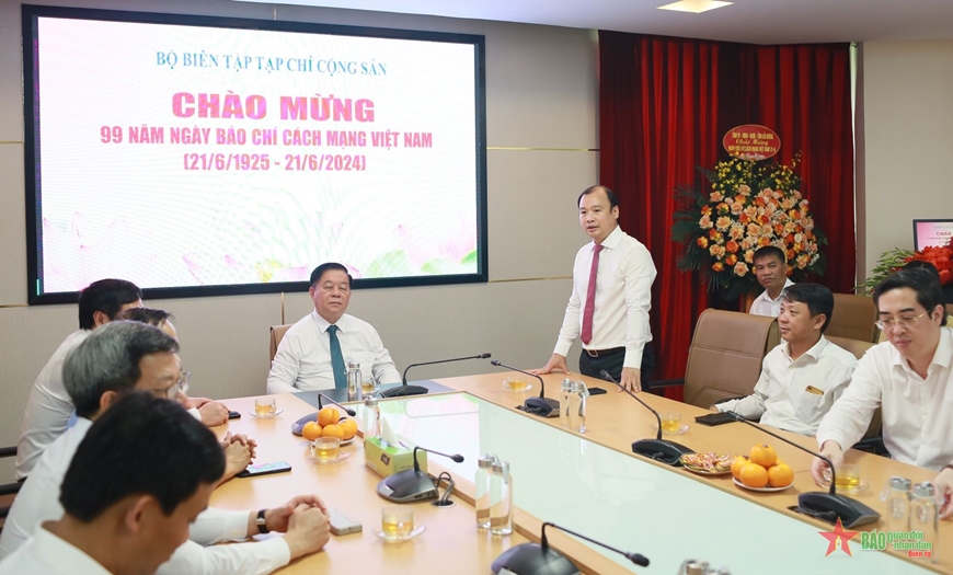Trưởng Ban Tuyên giáo Trung ương thăm và chúc mừng các cơ quan báo chí nhân ngày 21-6