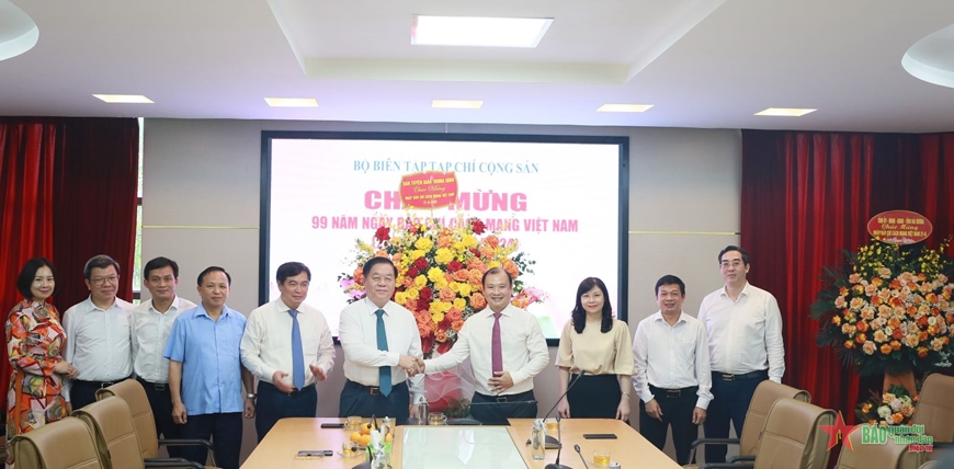 Trưởng Ban Tuyên giáo Trung ương thăm và chúc mừng các cơ quan báo chí nhân ngày 21-6