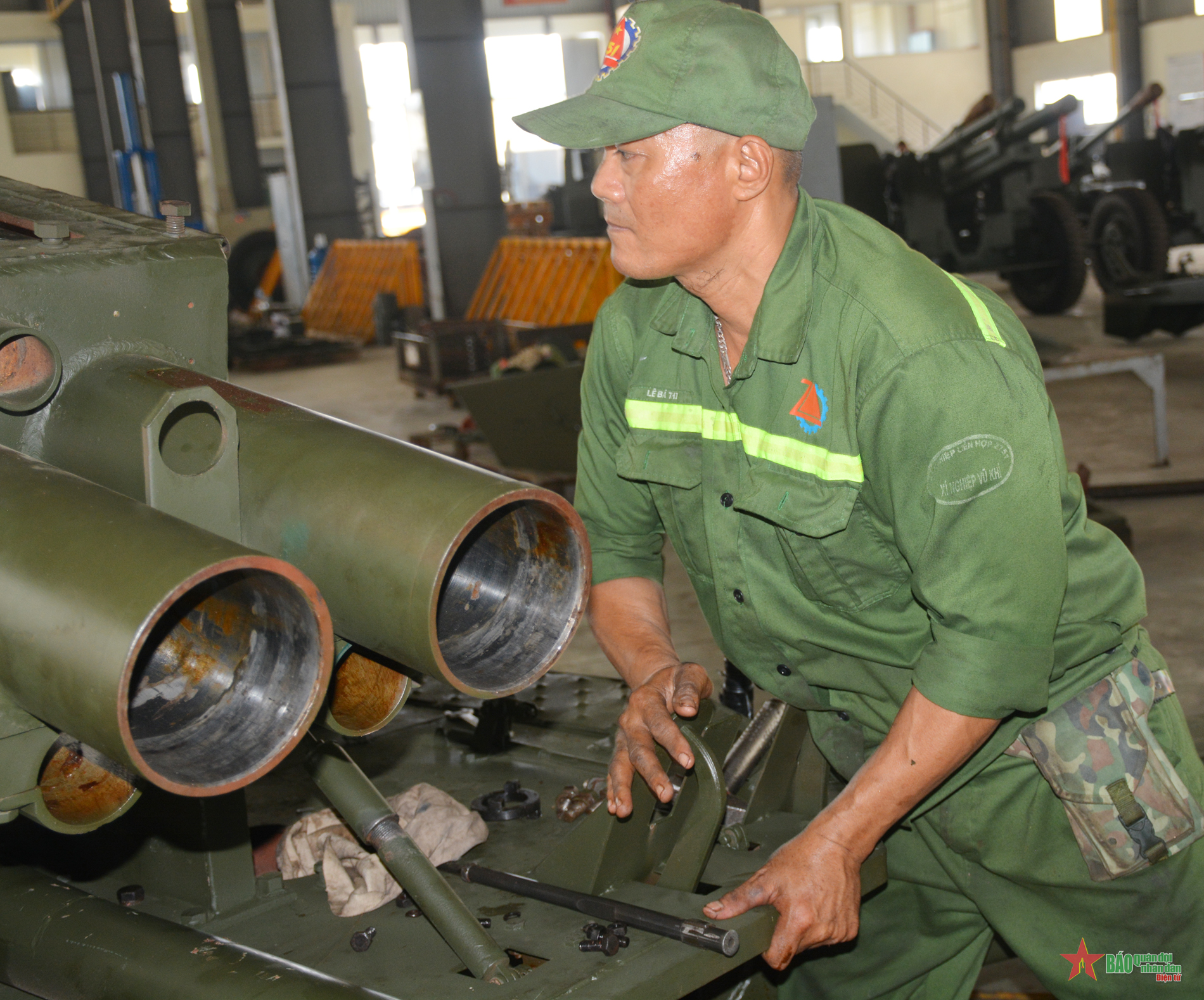 Những người lính thợ yêu nghề, say mê sáng tạo