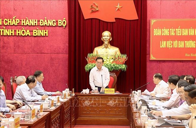 Đoàn công tác Tiểu ban Văn kiện Đại hội XIV của Đảng làm việc với Ban Thường vụ Tỉnh ủy Hòa Bình