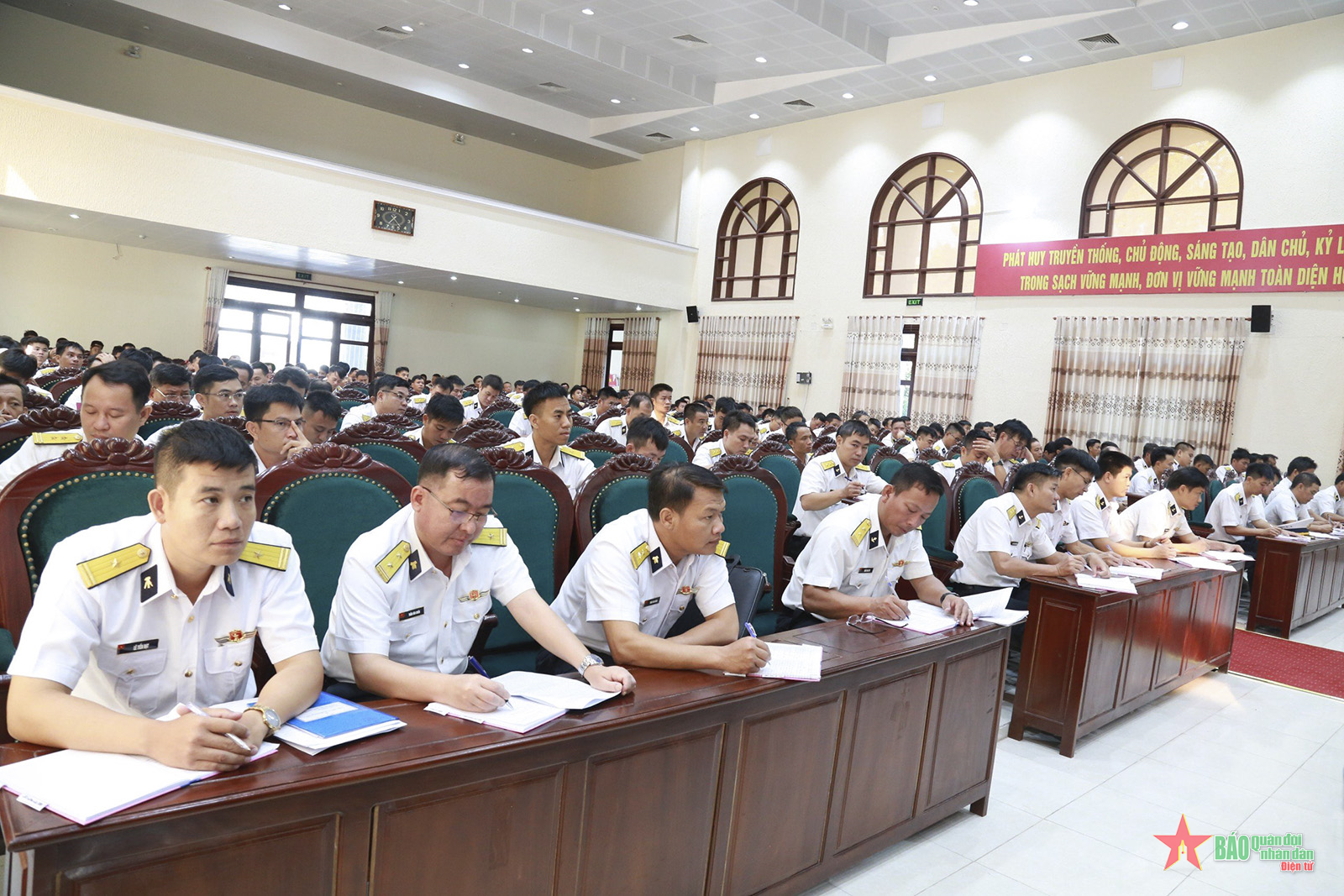 Vùng 4 Hải quân tổ chức học tập các chuyên đề sĩ quan năm 2024