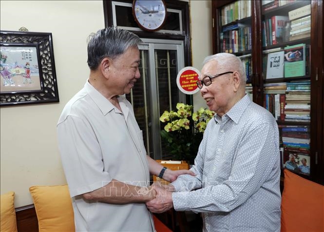 Chủ tịch nước Tô Lâm thăm và chúc mừng một số nhà báo lão thành