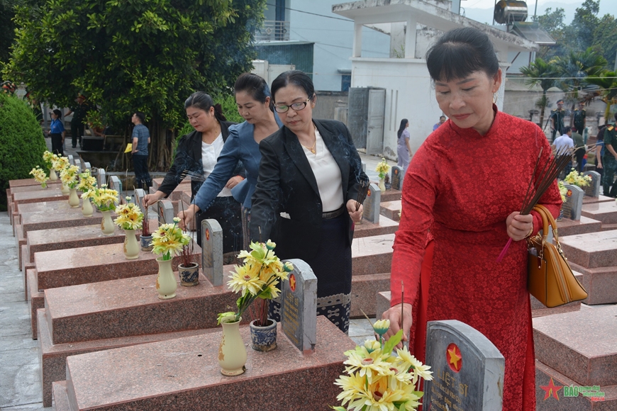 View - 	Điện Biên án táng 12 hài cốt liệt sĩ quân tình nguyện Việt Nam