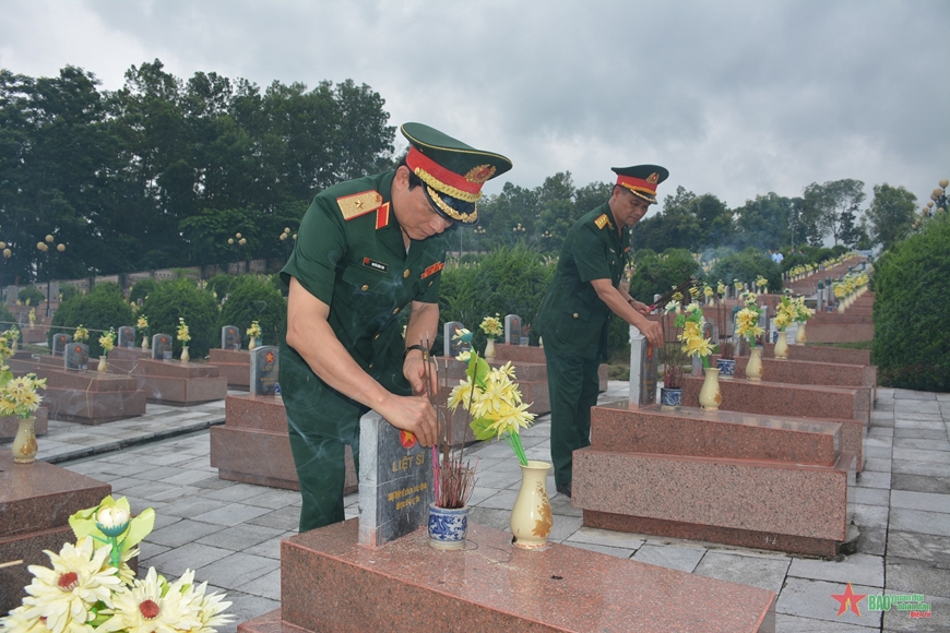 View - 	Điện Biên án táng 12 hài cốt liệt sĩ quân tình nguyện Việt Nam