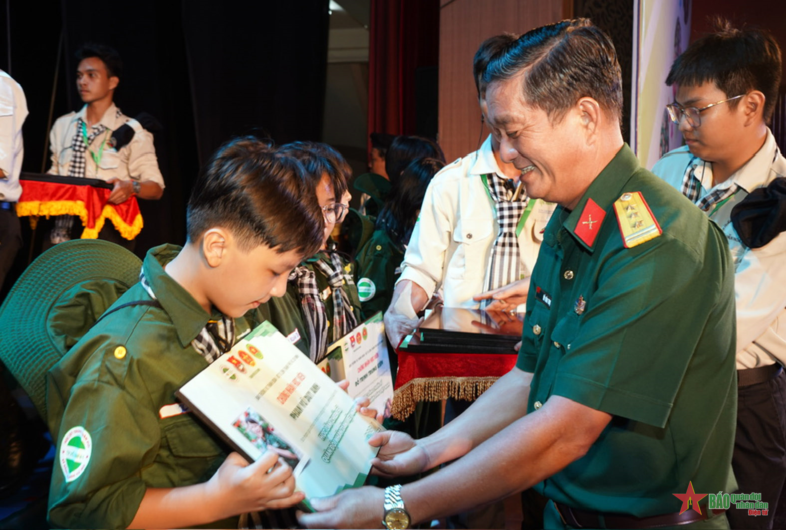 100 thanh thiếu niên tham gia “Học làm chiến sĩ Quân đội nhân dân Việt Nam”	