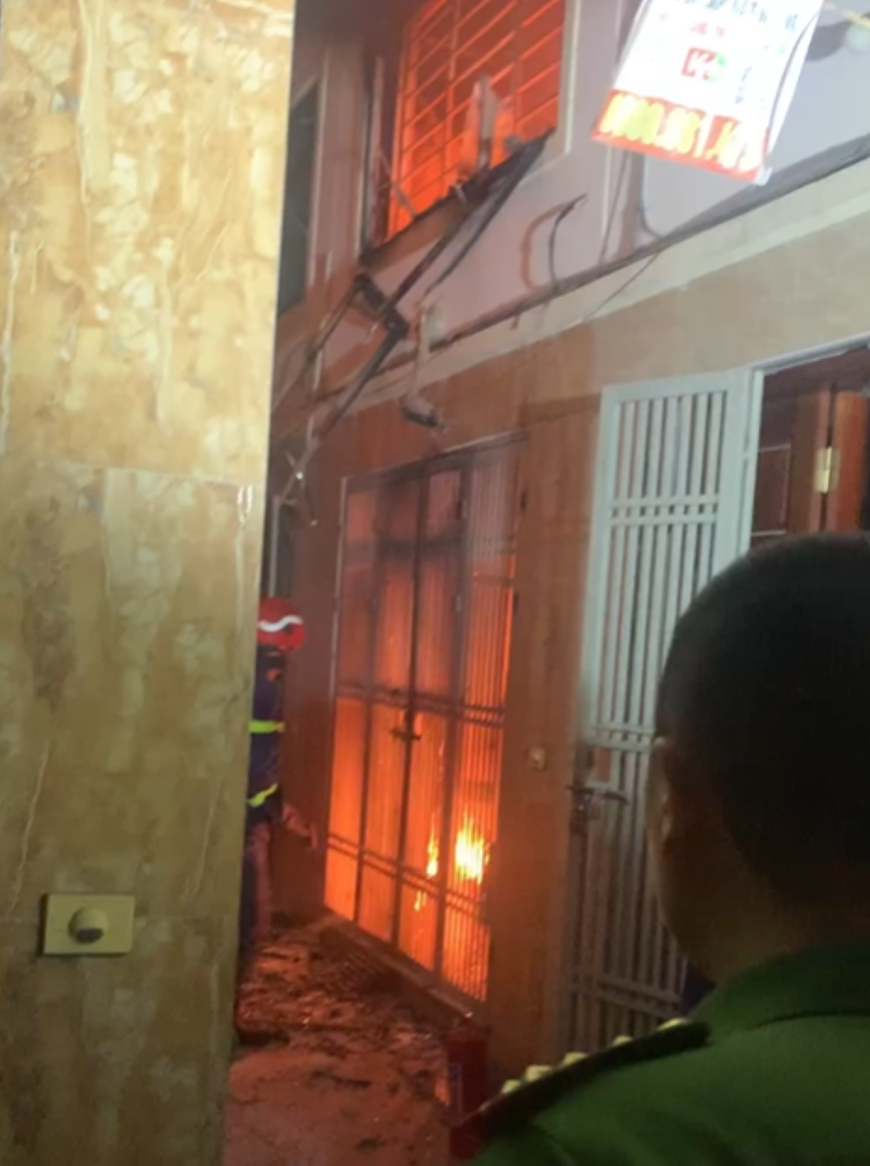 Hà Nội: Nhà dân ở Hà Đông bốc cháy trong đêm, 1 người bị thương