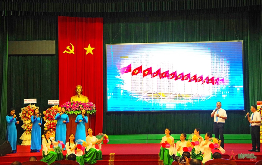 Nhiều tiết mục đặc sắc tại chương trình giao lưu hát ru, hát dân ca cụm lực lượng Hải quân 2