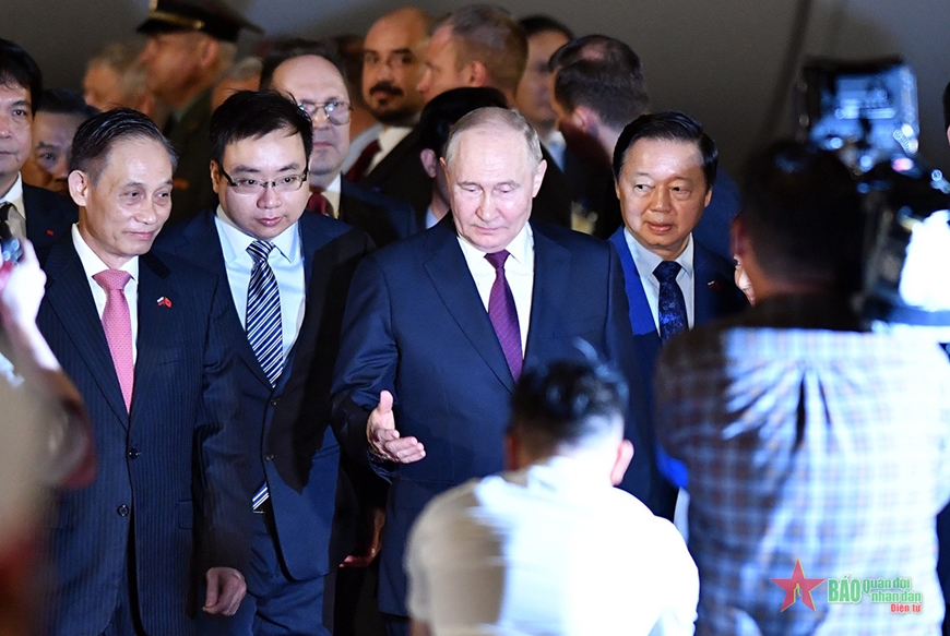 View - 	Tổng thống Nga Vladimir Putin đến Hà Nội, bắt đầu thăm Việt Nam