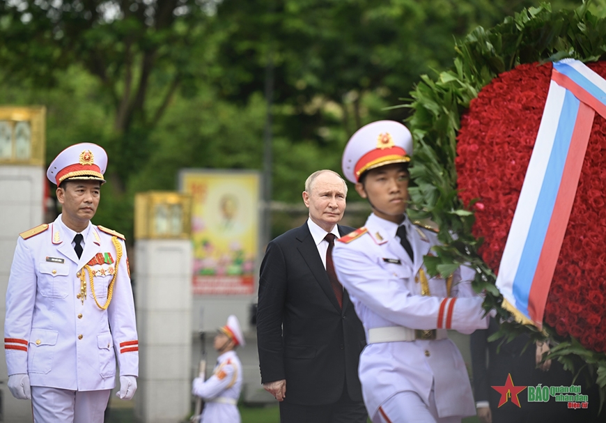 Tổng thống Liên bang Nga Vladimir Putin vào Lăng viếng Chủ tịch Hồ Chí Minh