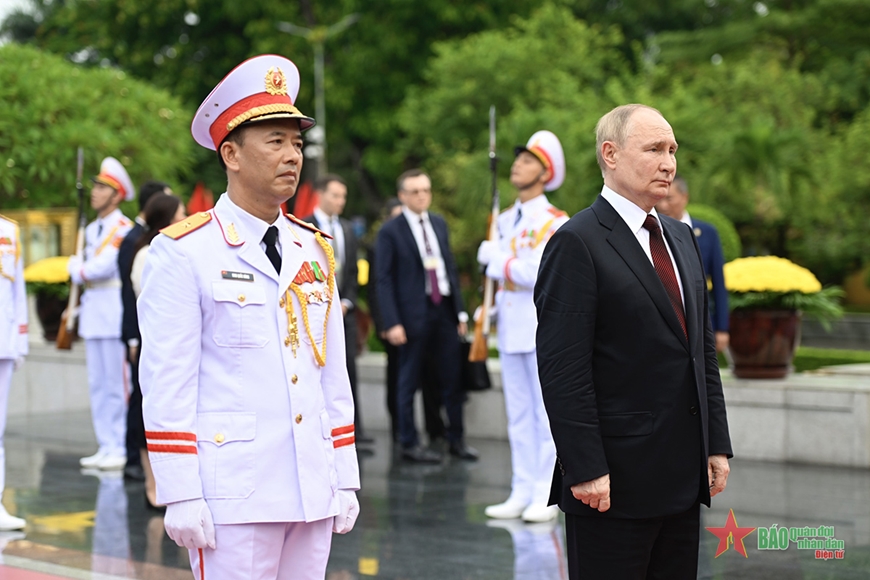 Tổng thống Liên bang Nga Vladimir Putin vào Lăng viếng Chủ tịch Hồ Chí Minh