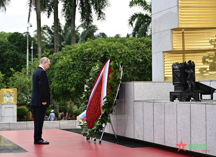 Tổng thống Liên bang Nga Vladimir Putin vào Lăng viếng Chủ tịch Hồ Chí Minh