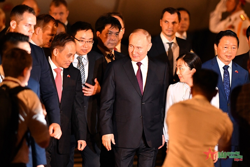 Tổng thống Liên bang Nga Vladimir Putin đến Hà Nội, bắt đầu chuyến thăm cấp Nhà nước tới Việt Nam