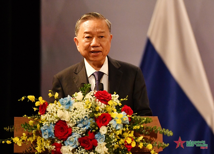 Chủ tịch nước Tô Lâm và Tổng thống Vladimir Putin gặp mặt các thế hệ cựu sinh viên Việt Nam tại Nga