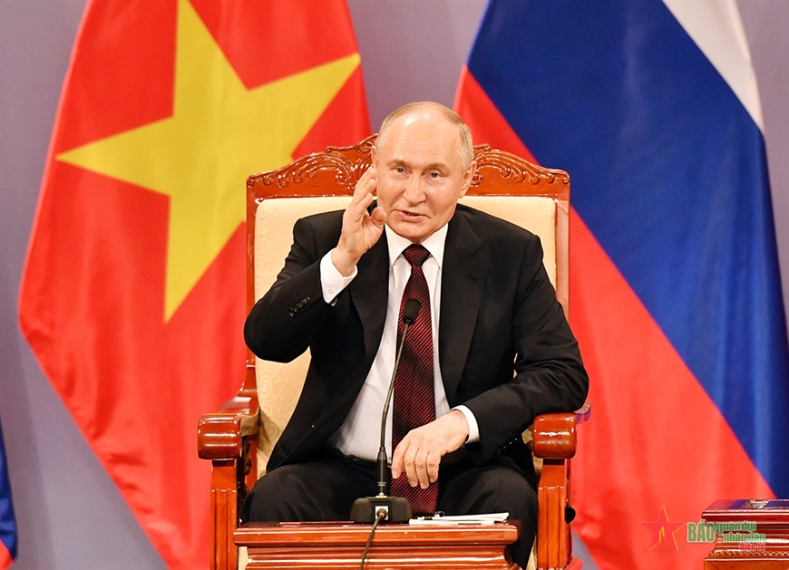 Chủ tịch nước Tô Lâm và Tổng thống Vladimir Putin gặp mặt các thế hệ cựu sinh viên Việt Nam tại Nga