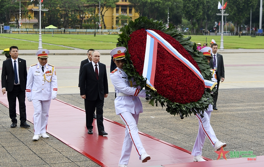 View - 	Tổng thống Nga Vladimir Putin vào Lăng viếng Chủ tịch Hồ Chí Minh