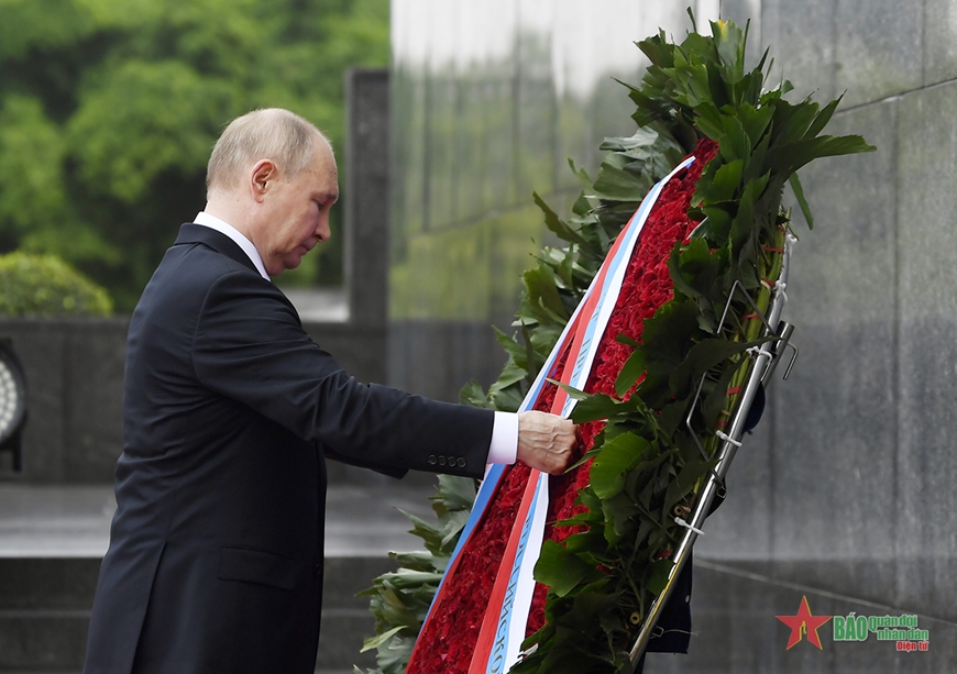 Tổng thống Liên bang Nga Vladimir Putin vào Lăng viếng Chủ tịch Hồ Chí Minh