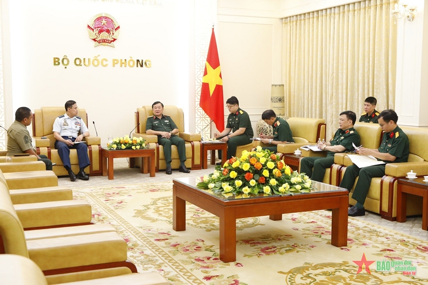 Thượng tướng Hoàng Xuân Chiến tiếp Tùy viên Quốc phòng Philippines tại Việt Nam