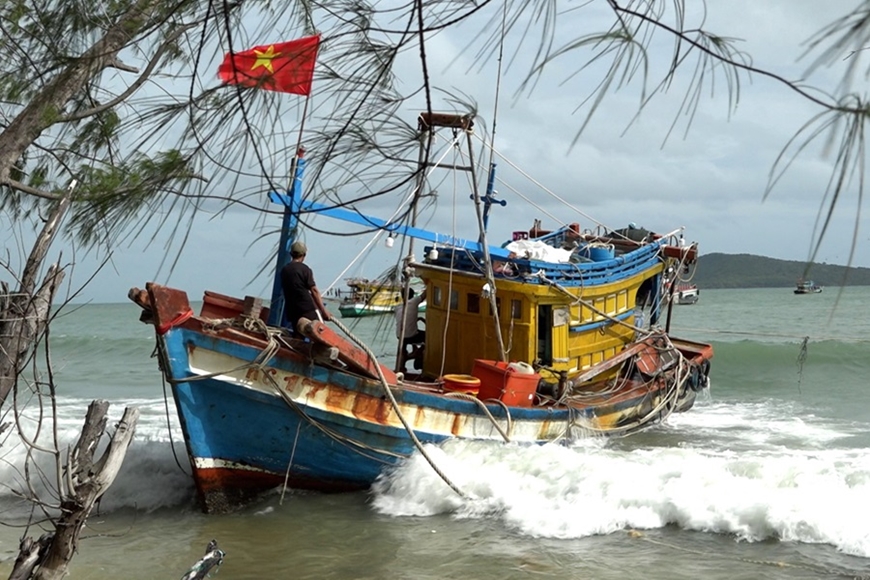 Bộ tư lệnh Vùng 5 Hải quân kịp thời cứu kéo tàu cá ngư dân gặp nạn