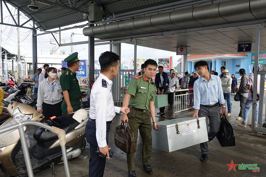 Kiên Giang: 138 thí sinh vượt biển vào đất liền tham gia kỳ thi tốt nghiệp
