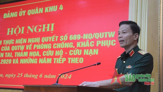 Trung tướng Nguyễn Trọng Bình dự Hội nghị tổng kết 10 năm thực hiện Nghị quyết 689 của Quân ủy Trung ương tại Quân khu 4