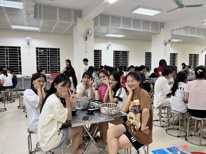 Ấm lòng những bữa ăn sĩ tử vùng cao