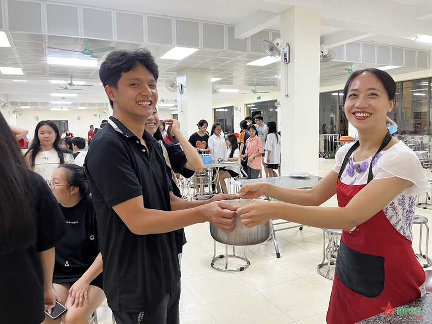 Ấm lòng những bữa ăn sĩ tử vùng cao