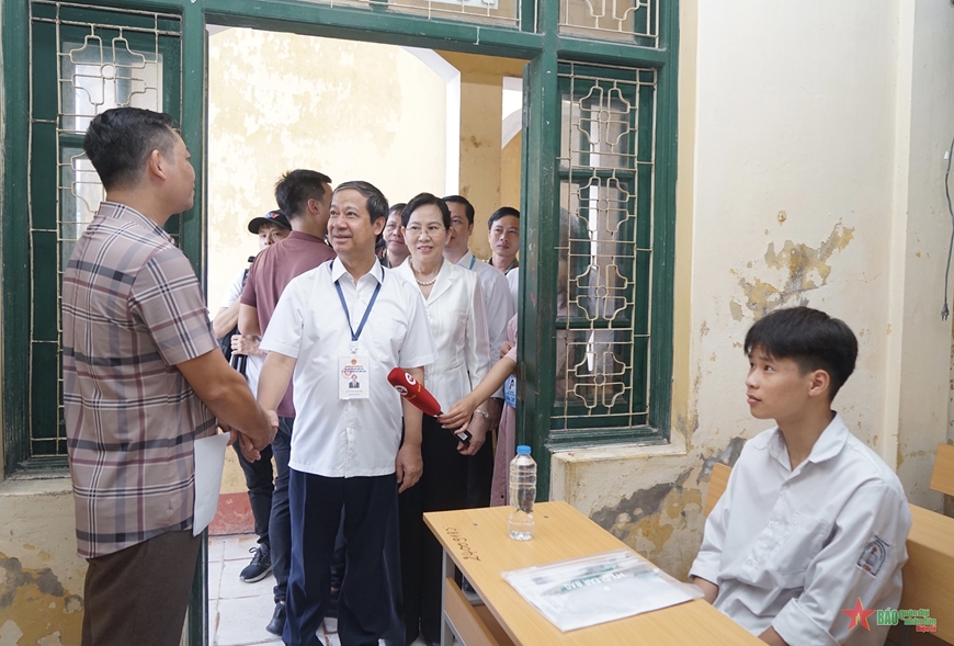 Bộ trưởng Bộ Giáo dục và Đào tạo động viên thí sinh và cán bộ coi thi tại Hà Nam
