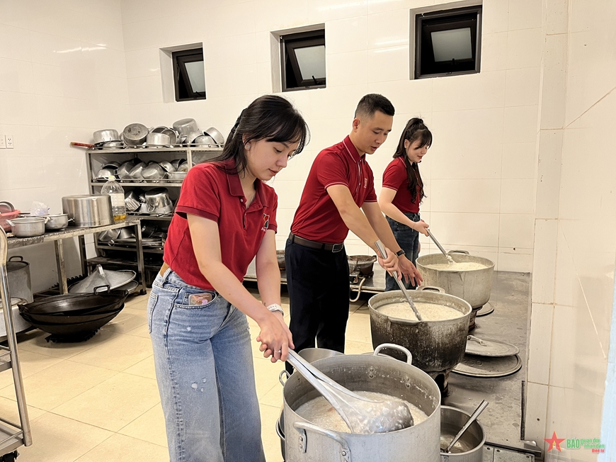 Ấm lòng những bữa ăn sĩ tử vùng cao
