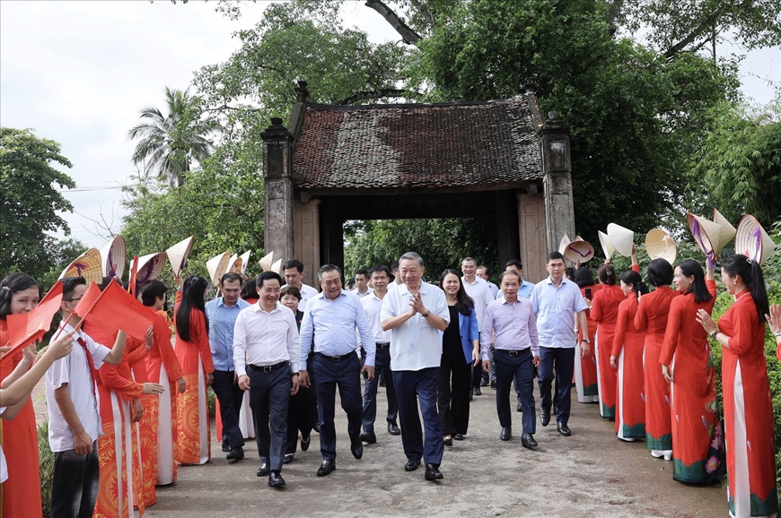 Chủ tịch nước Tô Lâm thăm hỏi, động viên nhân dân Làng cổ Đường Lâm, Sơn Tây