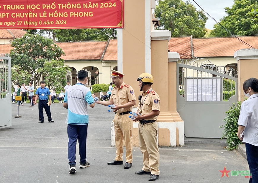 Cảnh sát giao thông TP Hồ Chí Minh hỗ trợ tích cực kỳ thi tốt nghiệp trung học phổ thông
