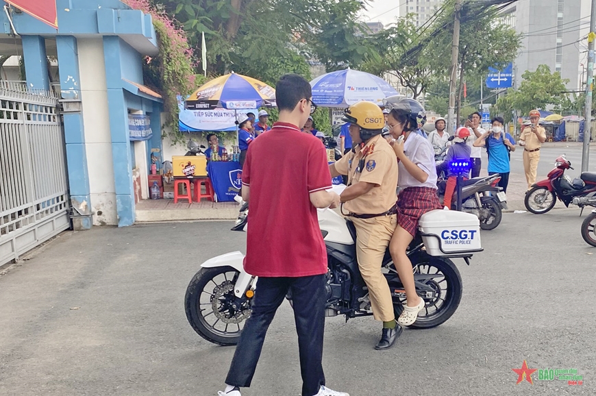 View - 	Cảnh sát giao thông TP Hồ Chí Minh hỗ trợ kỳ thi tốt nghiệp THPT